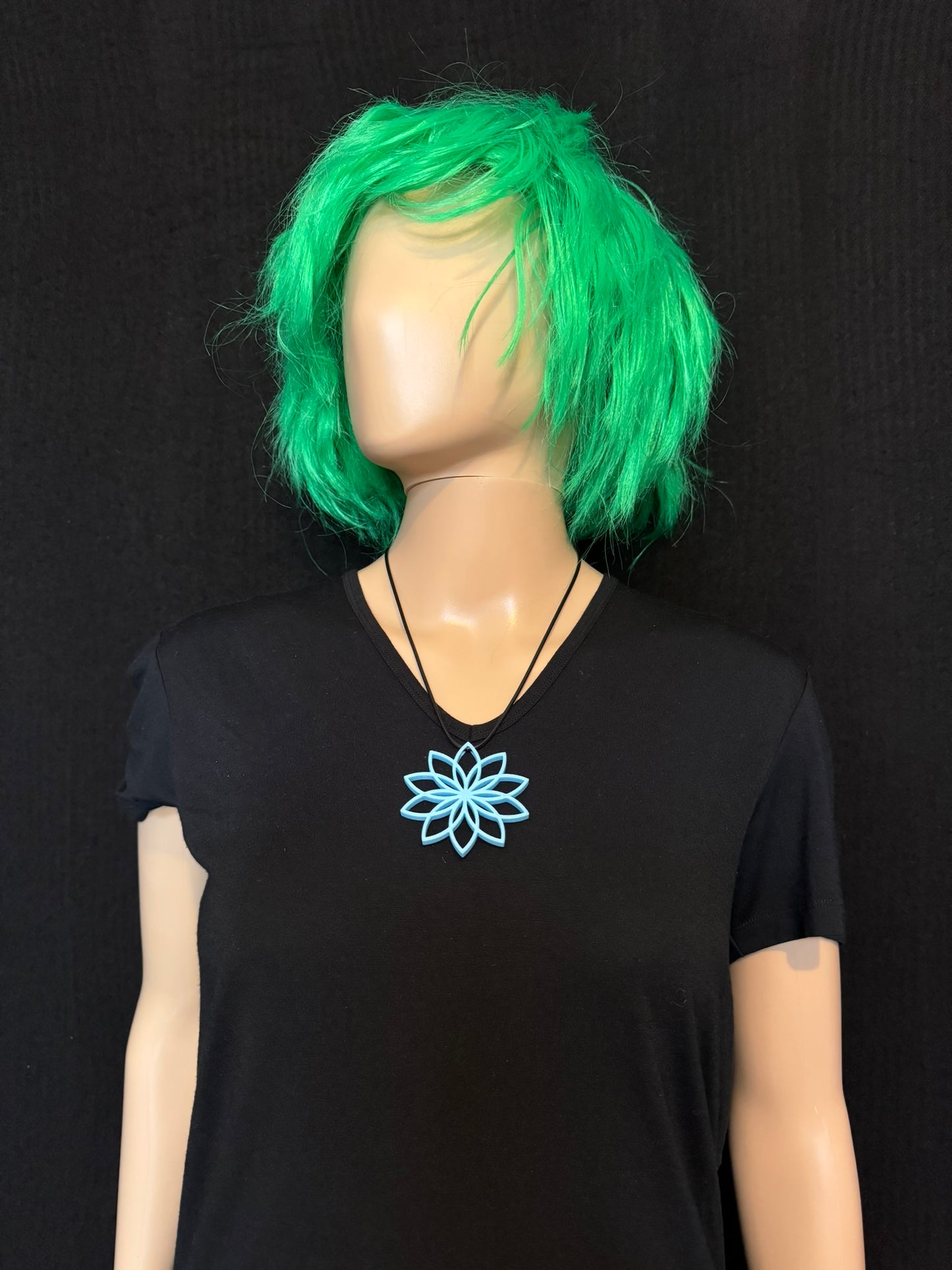 UV-aktive Lotus-Halskette in Neonblau
