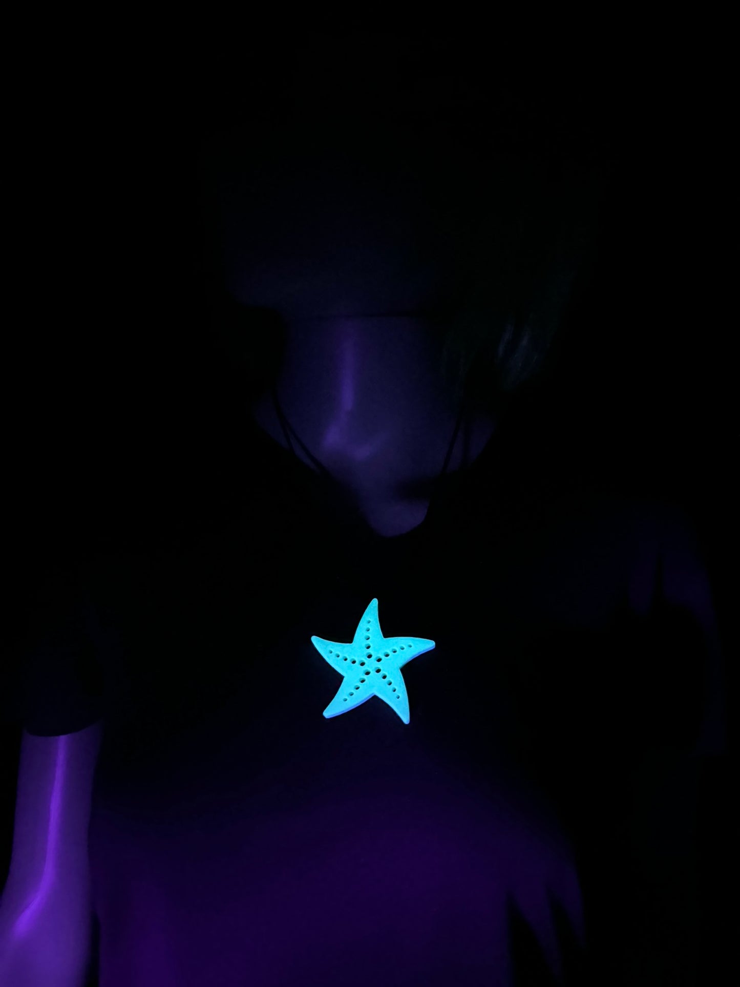 UV-aktive Seestern-Halskette in Neonblau