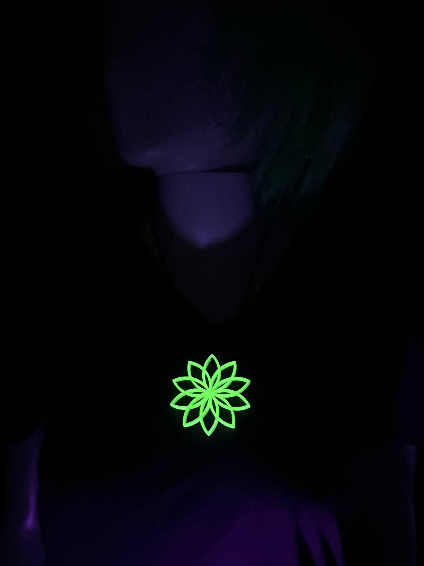 UV-aktive Lotus-Halskette in Neongrün
