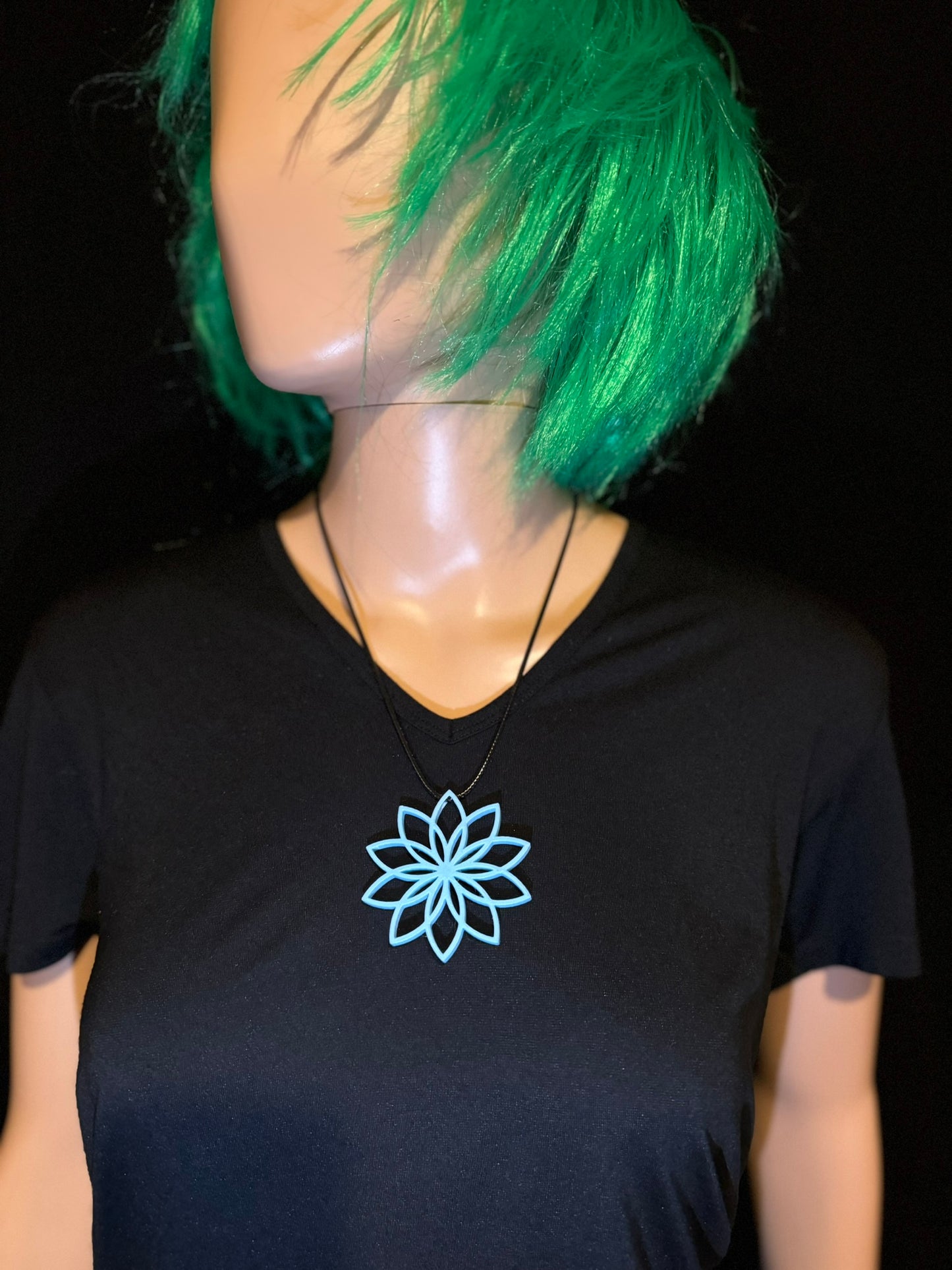 UV-aktive Lotus-Halskette in Neonblau