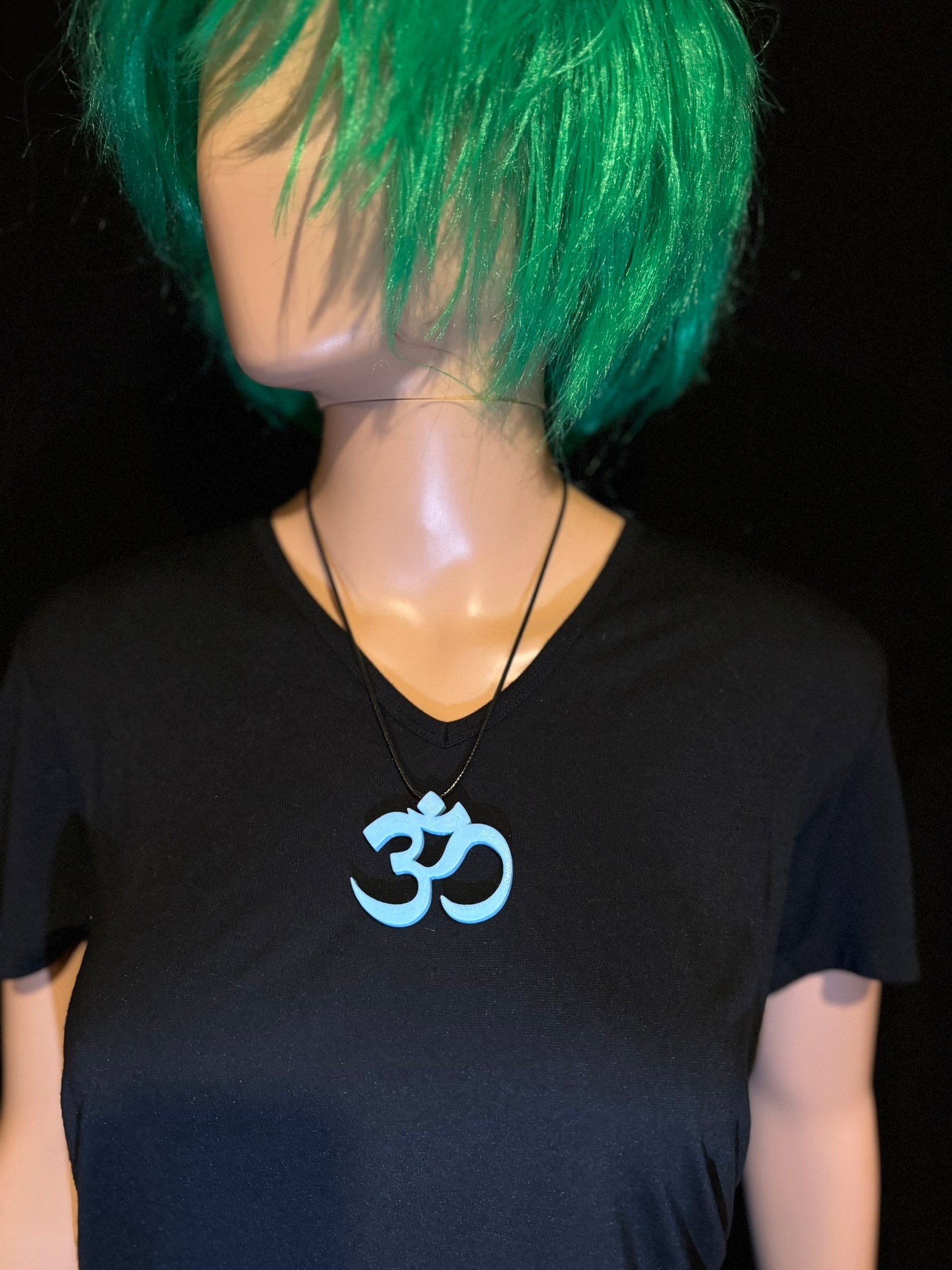 UV-aktive OM-Halskette in Neonblau