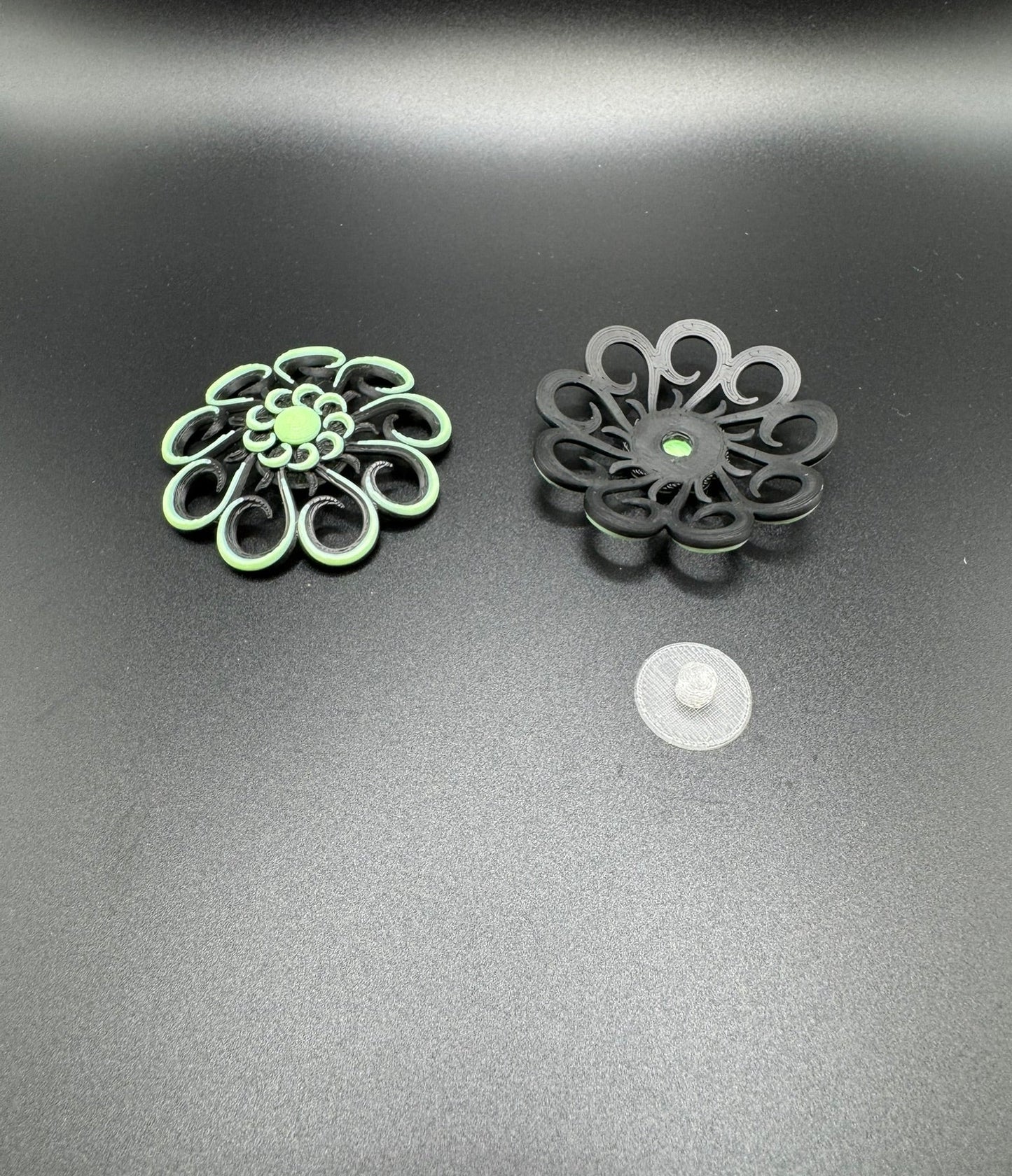 Lockige Blumenornamente zum Anschrauben an Nippelpads
