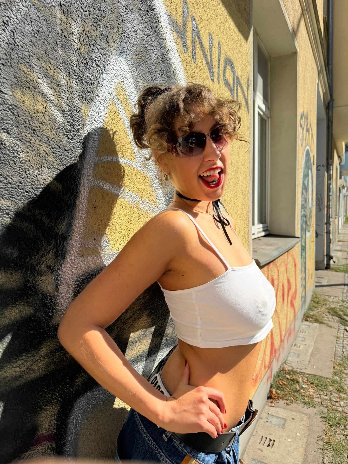 Nippelabdeckung muschelförmig gold unter t-shirt von der seite 2