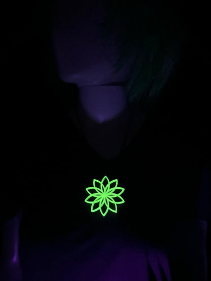UV-aktive Lotus-Halskette in Neongrün