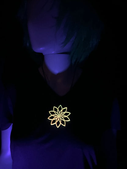 UV-aktive Lotus-Halskette in Lachsrosa
