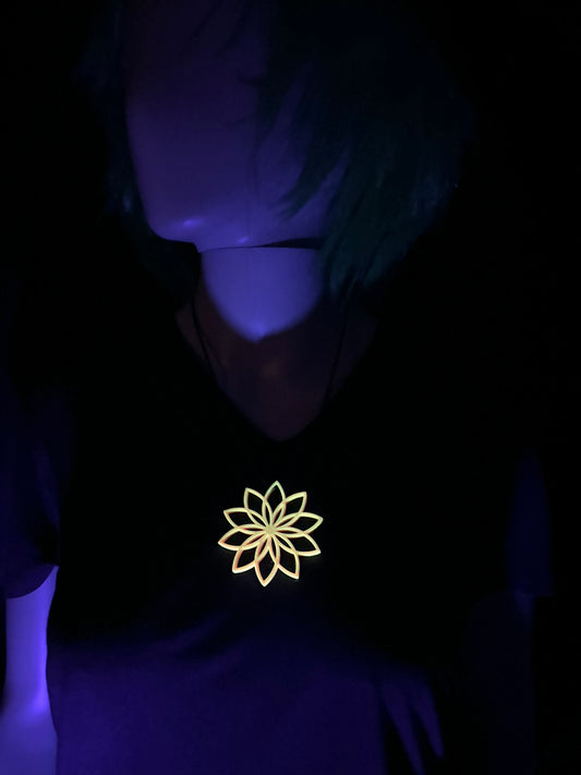 UV-aktive Lotus-Halskette in Lachsrosa