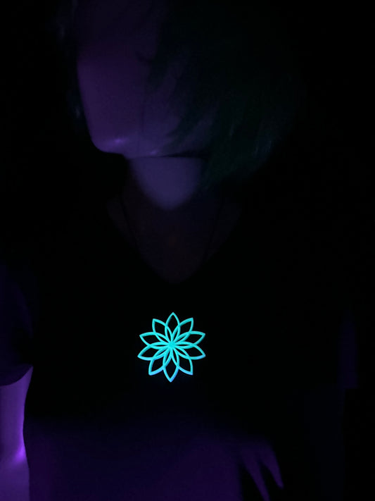 UV-aktive Lotus-Halskette in Neonblau