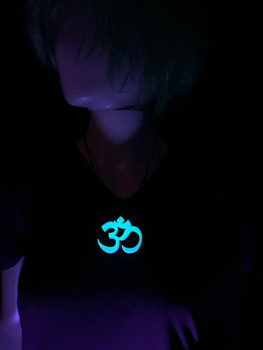 UV-aktive OM-Halskette in Neonblau